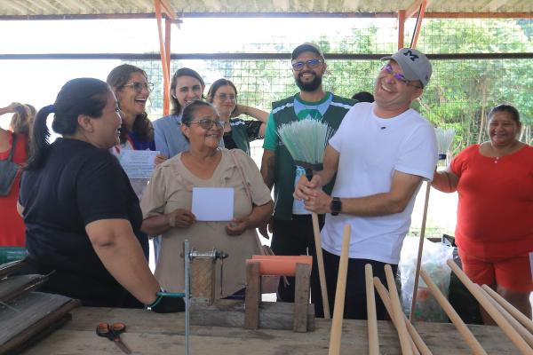 Oficina de vassouras ecológicas incentiva sustentabilidade e geração de renda em Parintins