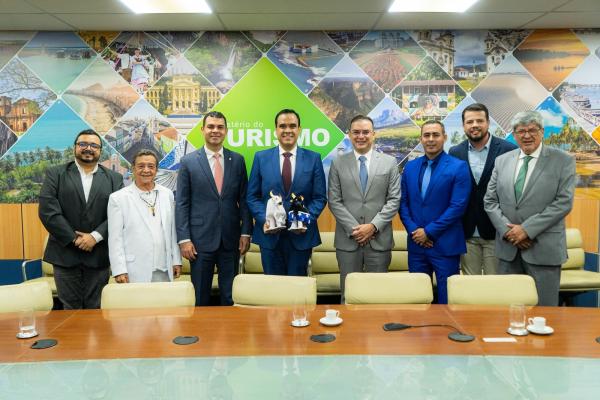 Mateus Assayag, Saullo Vianna, Caprichoso e Garantido buscam ampliação de recurso do Festival de Parintins