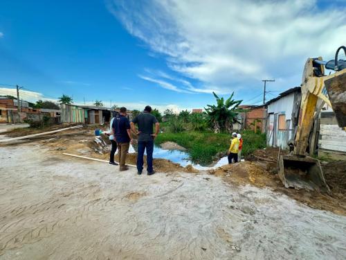 Serviços de drenagem e contenção seguem na Rua Tadeu de Souza, no bairro União