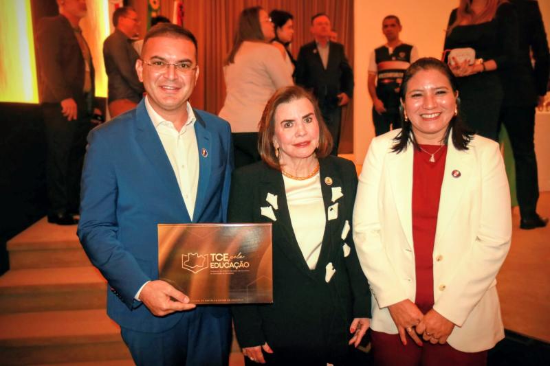 Mateus Assayag firma Termo de Compromisso de adesão ao Programa “TCE pela Educação”