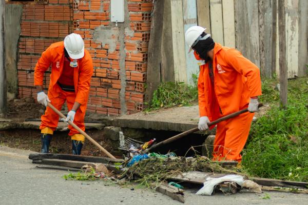 Prefeitura de Parintins reforça limpeza de bueiros e pede apoio da população