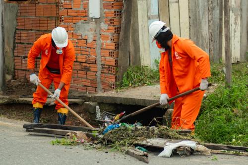 Prefeitura de Parintins reforça limpeza de bueiros e pede apoio da população