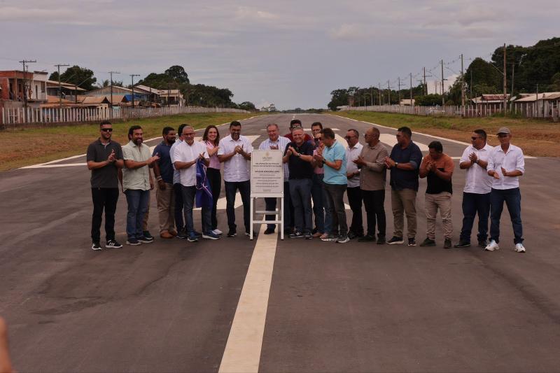 Governador Wilson Lima entrega pista de pouso reformada em Pauini