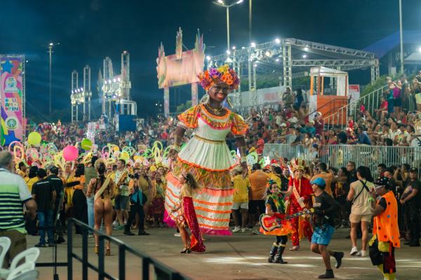 Circuito Carnailha abriu alas para blocos Irreverentes, arrastando multidão no domingo de Carnaval em Parintins
