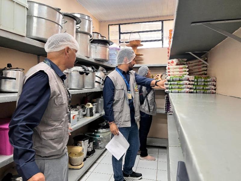 Blitz do TCE-AM fiscaliza merenda escolar em 10 escolas estaduais de Manaus