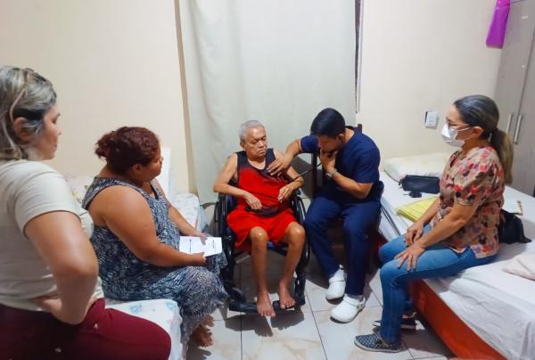 Prefeitura de Parintins leva atendimento de saúde até a casa de pacientes acompanhados pelas UBSs