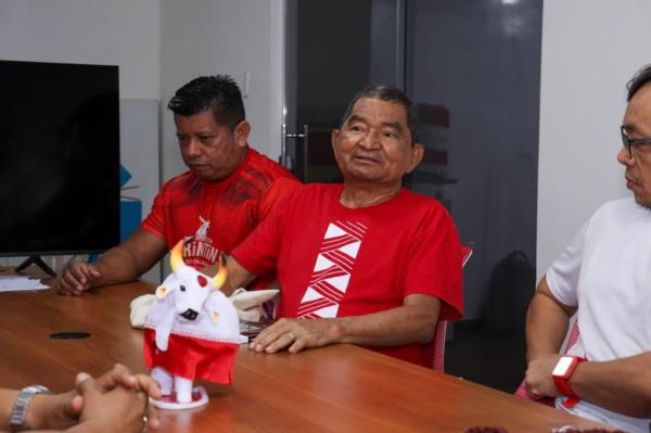 Comissão de Artes do Boi Garantido recebe escritor quilombola Wilson Nogueira