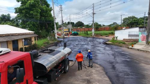 Prefeitura de Parintins asfalta trecho da estrada Eduardo Braga com a rua Massaranduba