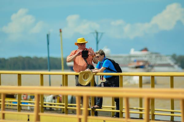 Prefeitura de Parintins organiza receptivo turístico para visitantes do navio Hanseatic Nature