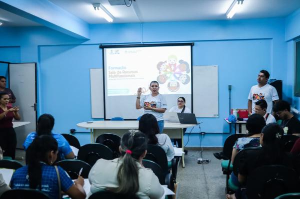 Secretaria de Educação realiza formação com professores de salas de recursos multifuncionais