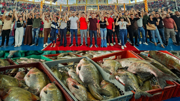 Distribuição de 30 toneladas de pescado leva alimento para mais de 4 mil famílias de Parintins na Semana Santa