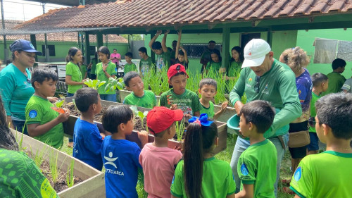 Escolas municipais recebem acompanhamento técnico da Prefeitura de Parintins para cultivo em hortas