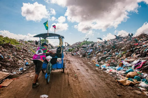 Vereadora Márcia Baranda solicita construção de aterro sanitário adequado em Parintins