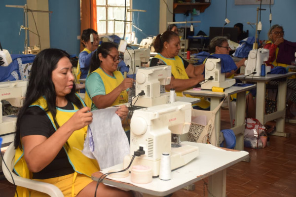 Cursos de qualificação em corte e costura ampliam oportunidade de renda transformando Parintins em polo de serviços