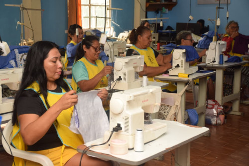 Cursos de qualificação em corte e costura ampliam oportunidade de renda transformando Parintins em polo de serviços