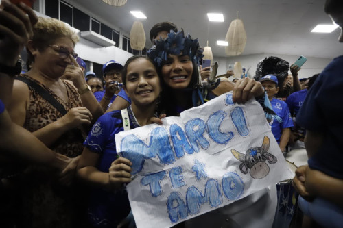 Ex-BBB e cunhã do Caprichoso, Marciele Albuquerque é recebida com festa em Parintins