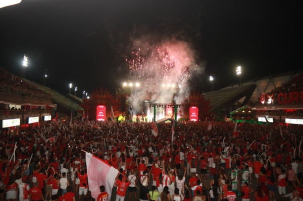 Lançamento do álbum do boi Garantido ‘Parintins: Portal do Encantamento’ avermelha o Sambódromo em Manaus