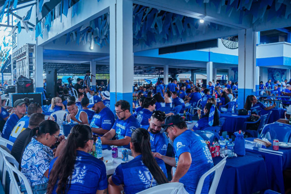 Feijoada da Raça Azul reúne torcedores no Curral do Boi Caprichoso, com som ao vivo e comida à vontade