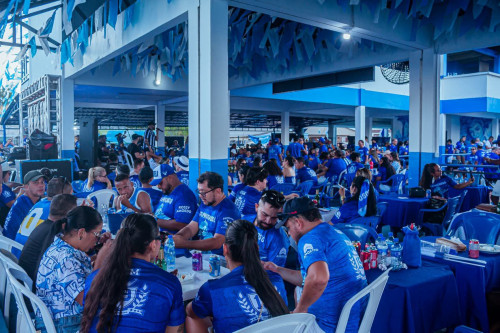 Feijoada da Raça Azul reúne torcedores no Curral do Boi Caprichoso, com som ao vivo e comida à vontade