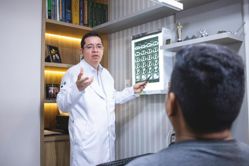 Abril Lilás: Urologista alerta homens da região Norte sobre a prevenção do câncer de testículo