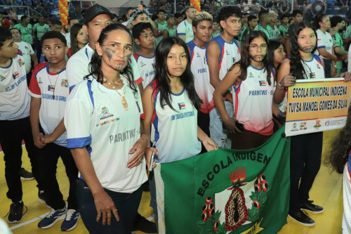 Atletas indígenas de Parintins carregam cultura e identidade por meio do grafismo corporal na abertura do Pólo III
