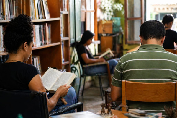 No Dia Mundial do Livro, lei de Márcia Baranda reforça incentivo à leitura em Parintins