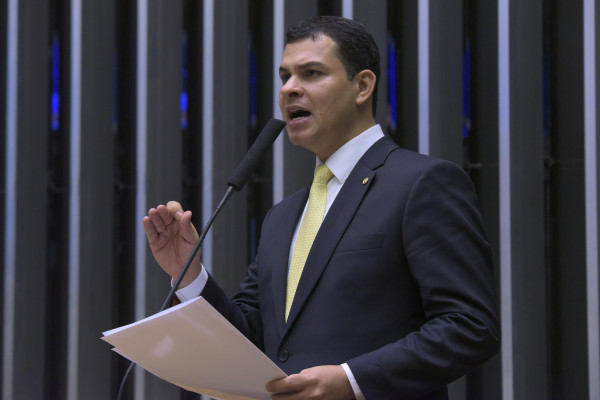 Saullo Vianna reage à crise aérea que atinge o Amazonas