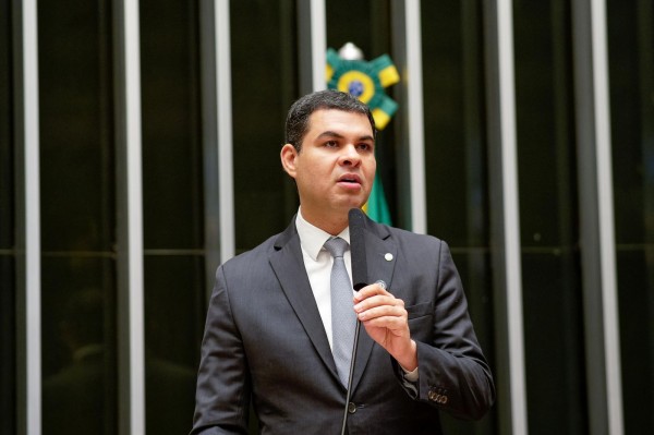 Saullo Vianna vota a favor da PEC 383, que garante financiamento contínuo para a assistência social no Brasil