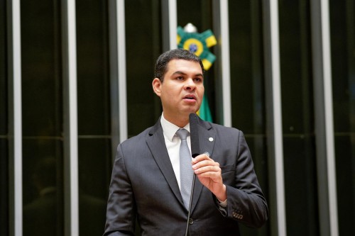 Saullo Vianna vota a favor da PEC 383, que garante financiamento contínuo para a assistência social no Brasil