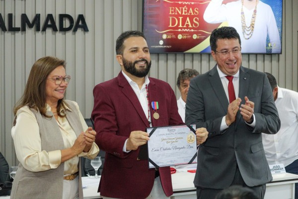 Márcia Baranda participa da entrega da Medalha Jair Mendes a Enéas Dias