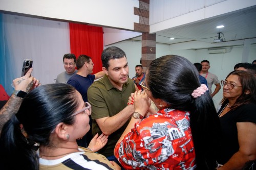 Saullo Vianna destaca investimento e diálogo com educadores durante agenda em escola de Parintins