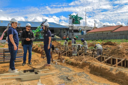 Prefeito de Parintins Mateus Assayag vistoria obra da primeira Maternidade do Baixo Amazonas