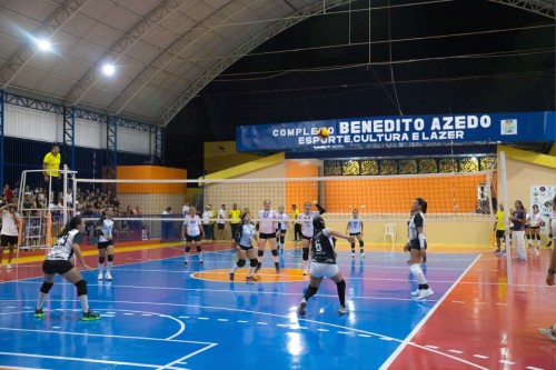 Voleibol feminino de Parintins celebra início da disputa da segunda edição do Troféu “Benedito Azêdo