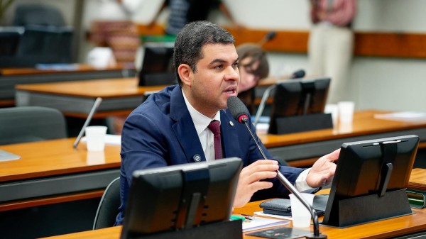 Saullo Vianna apresenta emenda sobre escala 6x1 durante segundo dia de audiência pública na Câmara dos Deputados