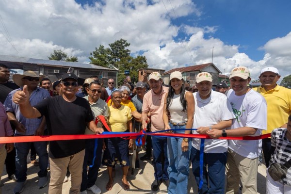 No Careiro da Várzea, deputada Mayra Dias participa da inauguração da estrada do Cambixe