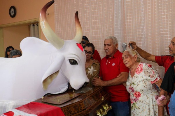 José Afonso eterno batuqueiro recebe homenagens do Garantido