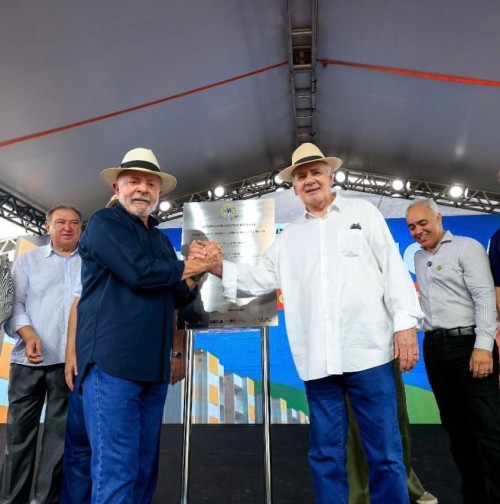 Vice-governador Serafim Corrêa acompanha entrega de moradias durante visita do presidente Lula a Manaus