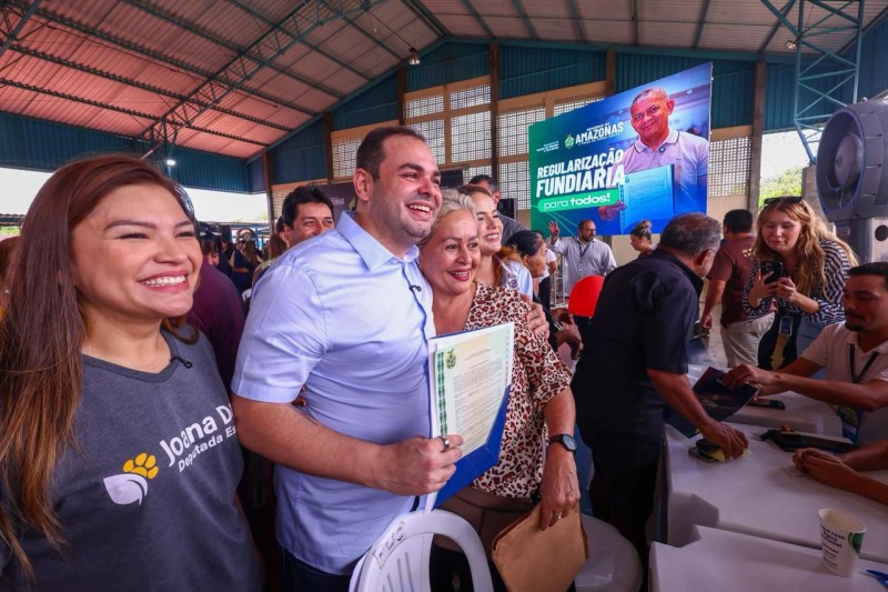 Governador Roberto Cidade entrega mais de 400 títulos definitivos para moradores da zona norte de Manaus