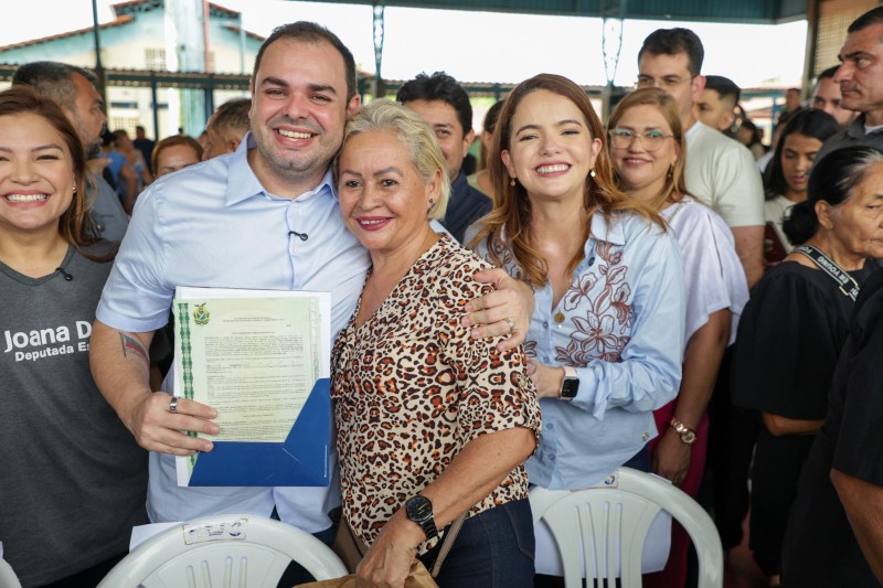 “Agora tem registro”, comemora moradora do Monte das Oliveiras ao receber título definitivo registrado em cartório