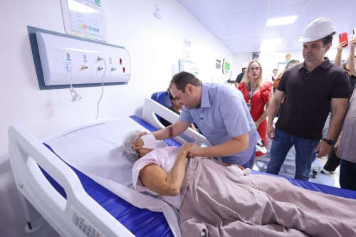 Governador Roberto Cidade acompanha cirurgia telemonitorada e vistoria obras do Hospital Francisca Mendes