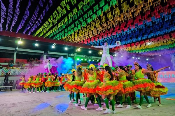 Prefeitura de Parintins realiza segunda noite das Festividades Folclóricas de Quadrilhas, Danças e Bois Mirins, no Anfiteatro Sila Marçal