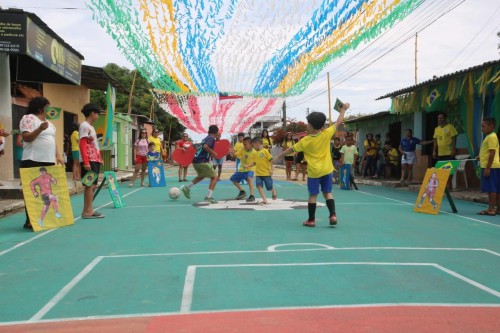 Ruas de Parintins ganham decoração temática para o Festival e Copa do Mundo