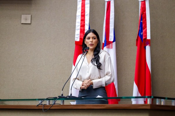 Deputada Mayra Dias cobra reforma urgente em escolas de Parintins e data-base dos professores do estado