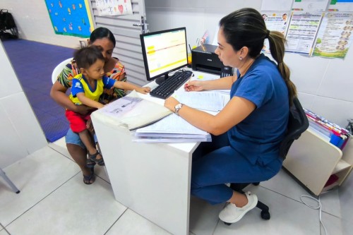 Crianças da Creche Professora Paula do Carmo recebem atendimento pediátrico