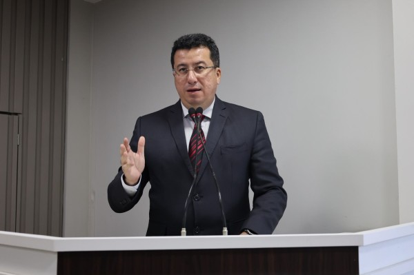 Projeto do vereador Fábio Cardoso vira lei e introduz educação financeira e empreendedorismo nas escolas de Parintins