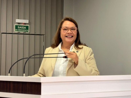 Vereadora Márcia Baranda solicita distribuição gratuita de fardamento escolar para alunos da rede municipal