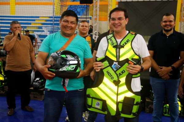 Prefeito Mateus Assayag realiza entrega de 400 unidades de EPIs a mototaxistas em Parintins