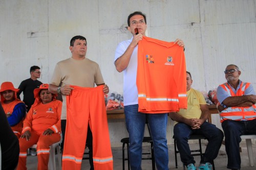 Prefeitura de Parintins entrega mais de 300 kits de EPIs para equipes da Limpeza