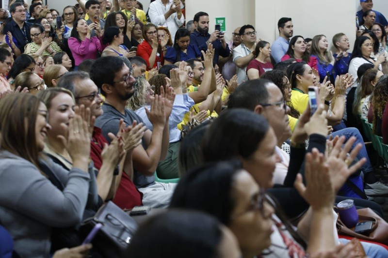 Governador Roberto Cidade garante reajuste da data-base para servidores da Educação e projeta pagamento do Fundeb