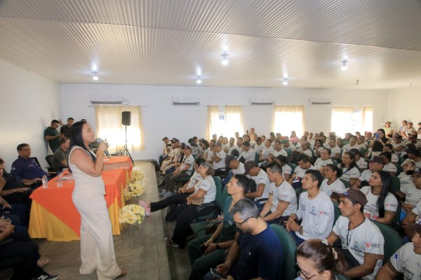 Prefeitura de Parintins e Governo Federal entregam mais de 200 dispositivos móveis ACSs da zona rural